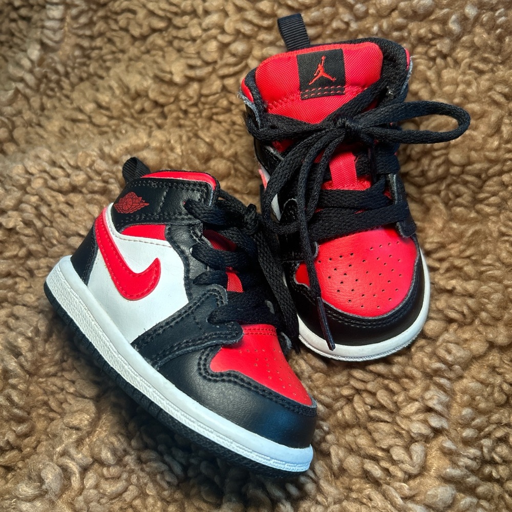 SOLD ❌Nike Kids Red and Black Sneakers